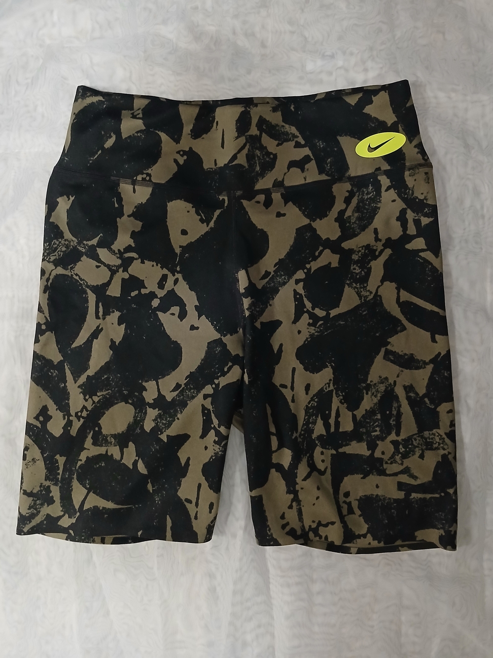 Nike One Luxe Icon Clash Mid-Rise Training Womens Bike Shorts Olive Camo